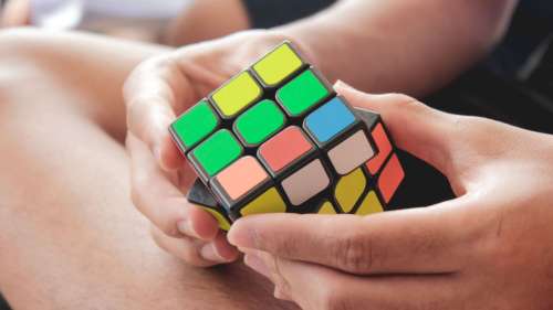 Un homme résout un Rubik’s Cube en seulement 3,13 secondes et bat le record du monde