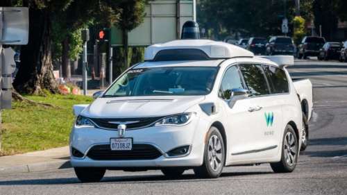 Regardez cette vidéo hilarante d’un robot-taxi qui a perdu le contrôle dans un rond-point