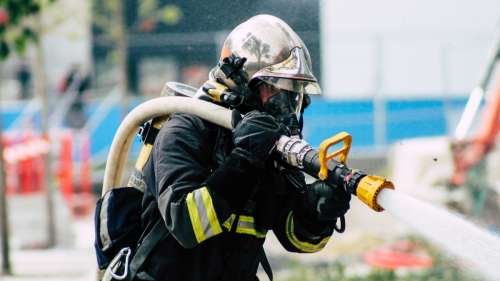 Le saviez-vous ? Les pompiers utilisent des agents chimiques rendant l’eau plus humide