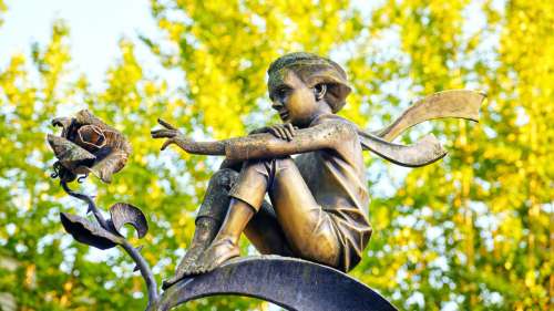 Une nouvelle statue du Petit Prince contemplant les étoiles inaugurée près de Central Park