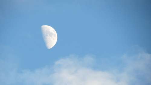 Certaines personnes ne comprennent toujours pas pourquoi on peut observer la Lune en pleine journée