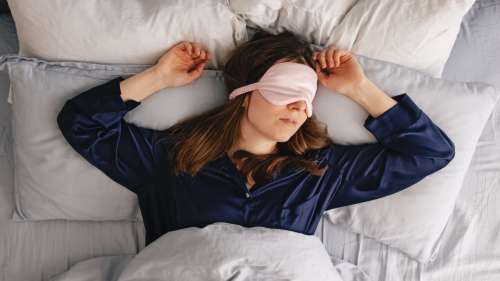 Voici pourquoi vous devriez vraiment porter un masque pour dormir