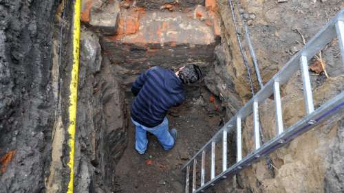 Les vestiges d’un château perdu du XIVe siècle mis au jour sous un hôtel en Bretagne