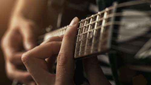 Un homme a joué de la guitare pendant qu’on lui retirait une tumeur au cerveau