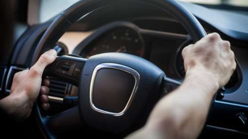 Contrôlé ivre au volant, un homme relaxé parce que son corps produit naturellement de l’alcool