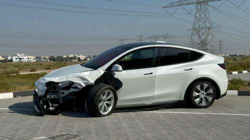 Cette vidéo montre une Tesla sous Autopilot foncer sur un train, le conducteur frôle la mort