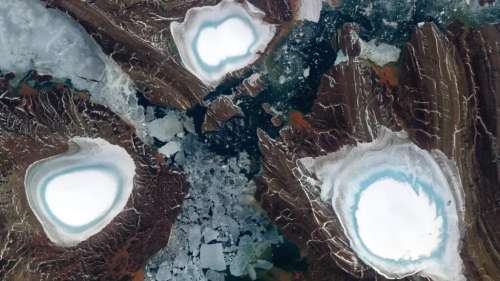 Un trio de calottes glaciaires annelées sur les îles de l’Arctique russe aperçu depuis l’espace
