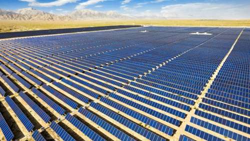 Capable d’alimenter un petit pays, la plus grande centrale solaire du monde entre en service