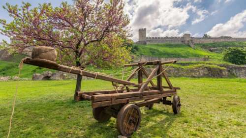 Découverte de projectiles de catapulte vieux de 700 ans dans une ancienne forteresse médiévale