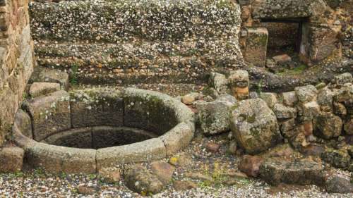Découverte d’un trésor d’objets rares au fond d’un puits romain