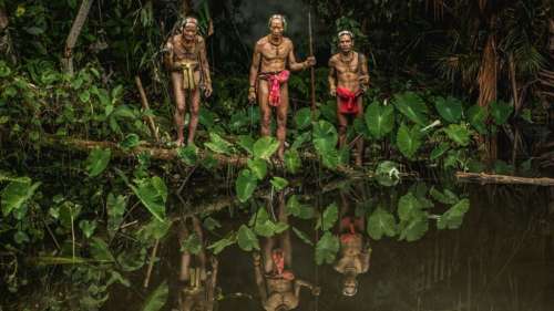 Une tribu autochtone implore de la nourriture auprès de mineurs qui détruisent leurs terres