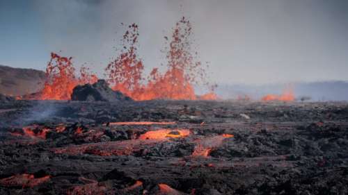 Une nouvelle éruption en Islande déclenche une fontaine de lave de 45 mètres de haut