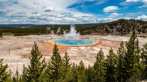 Des visiteurs foncent avec leur voiture dans un lac chaud et acide du parc national de Yellowstone