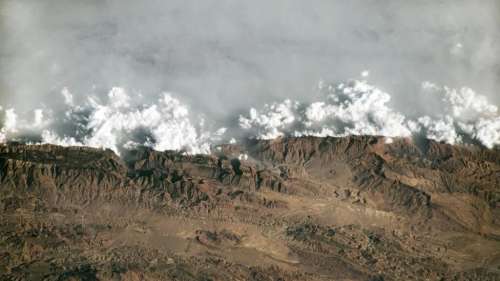 Ces épais nuages de brume sont piégés dans les montagnes Sulaiman au Pakistan