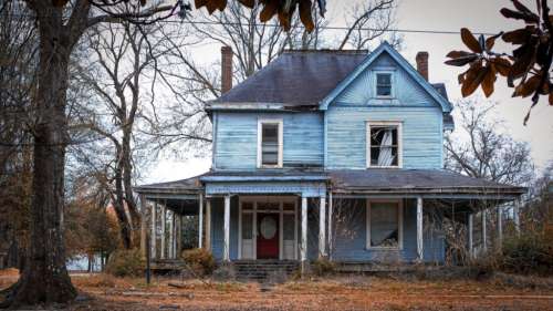 Des jeunes filles ont signalé la présence d’un fantôme dans leur maison, mais la réalité était pire