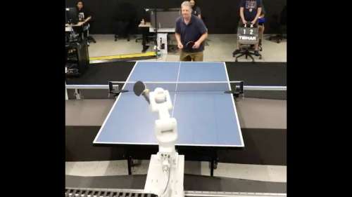 Google dévoile un robot qui rivalise avec les humains au tennis de table