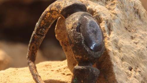 Une pierre de bague romaine vieille de 1 700 ans représentant la déesse Athéna découverte à Assos