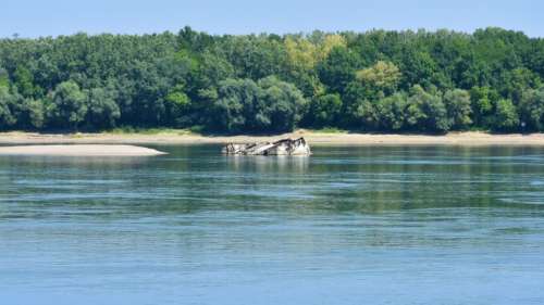 Des navires nazis remplis de munitions refont surface dans le Danube