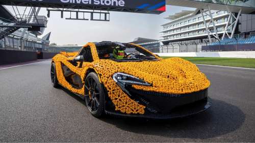 Cette réplique grandeur nature de l’emblématique McLaren P1 en LEGO peut atteindre 65 km/h