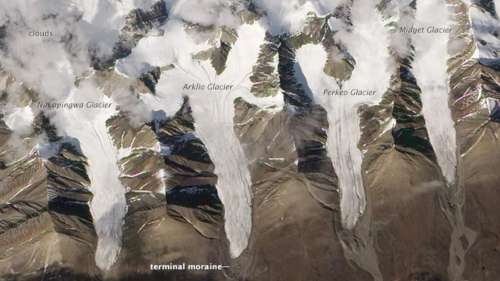 Dans ce désert polaire, quatre glaciers presque identiques contribuent à l’apparition de la vie