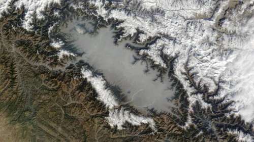 Ce lac de brume au pied de l’Himalaya est le fruit de la pollution