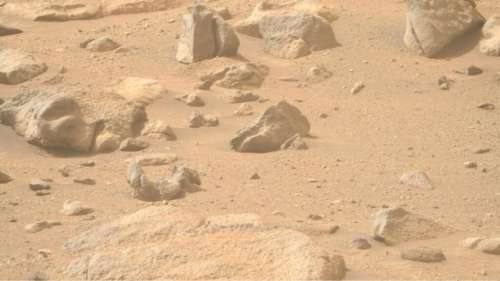 Le rover Perseverance repère un étrange visage mécontent sur Mars