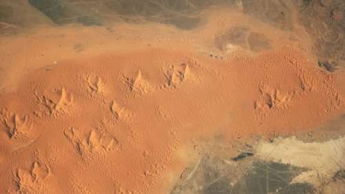 Admirez les gigantesques dunes pyramidales du Sahara sur cette photo prise depuis l’espace