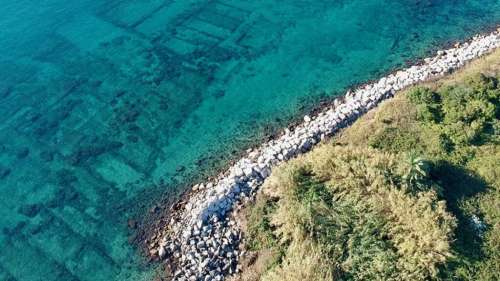  «Découverte incroyable : un temple nabatéen de 2 000 ans retrouvé noyé au large de l’Italie»

Ou bien :

«Un temple nabatéen du IIe siècle av. J.-C. découvert submergé en Italie»

Ou encore :

«Des archéologues mettent au jour un temple n