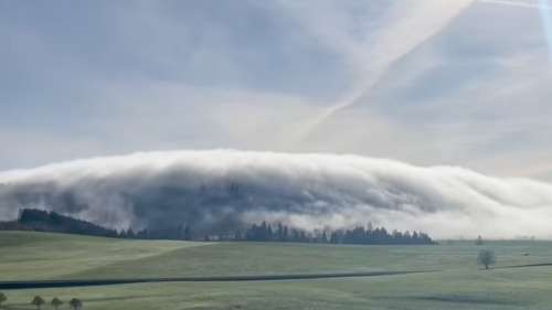 Une cascade de nuages dévale les montagnes du Doubs dans cette vidéo sublime