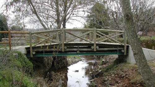 En traversant ce minuscule pont, vous changez à la fois de pays et de fuseau horaire