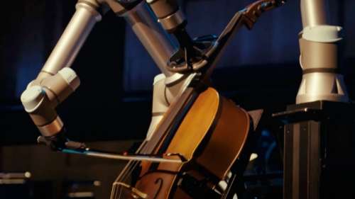 Un robot joue du violoncelle avec un orchestre symphonique, une première mondiale