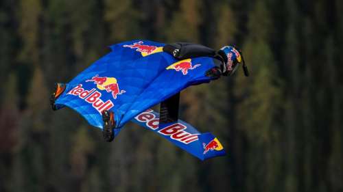 Le premier vol en wingsuit équipé d’un foil établit des records pour le vol humain