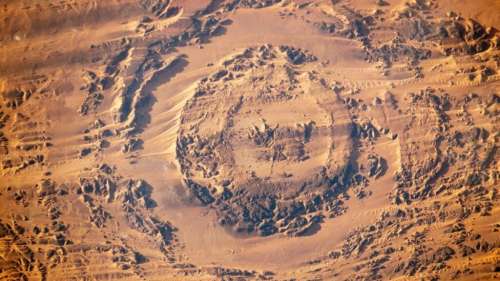 Ce gigantesque cratère dans le désert du Sahara ressemble à l’œil d’un géant