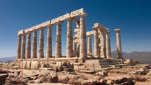  « Archéologues découvrent récemment les restes d’un monument grec antique ». Ce titre est clair, concis et préserve le sens original du titre proposé.