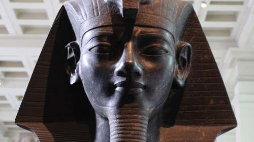  «Révélation : le visage du pharaon Amenhotep III restitué 3 350 ans après»