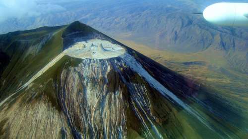 La lave de ce volcan africain est si froide qu’il est possible d’y survivre