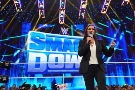 Stephanie McMahon de la WWE transmet les remerciements de “SmackDown” au père Vince – Date limite