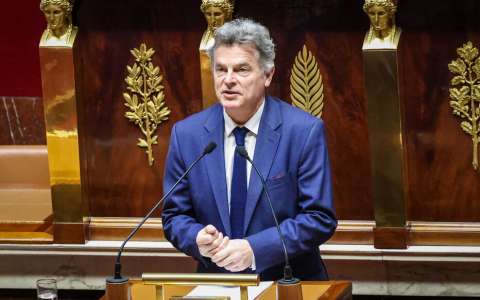 Fabien Roussel dénonce une affiche « ignoble » de LFI contre Hanouna