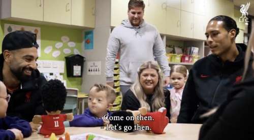 Ce moment touchant où deux stars de Liverpool font irruption dans une école