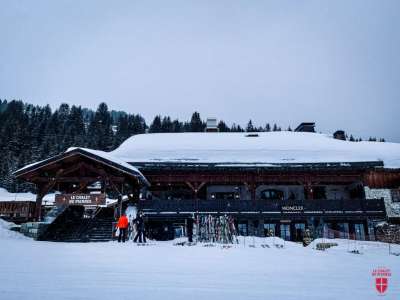 Monclair au cœur de la polémique : un défilé de mode sur le lac de la Rosière divise Courchevel