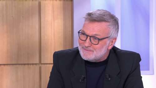 «Vous êtes nul, vous avez un cheveu sur la langue!» Laurent Ruquier se confie sur une remarque blessante reçue au début de sa carrière