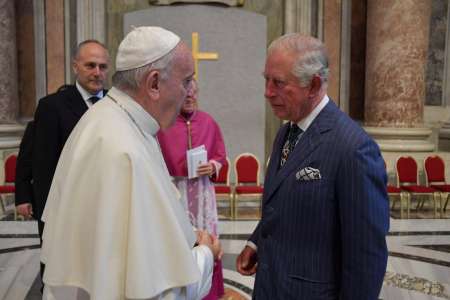  Charles III: Rencontre avec le Pape François au Vatican!

(Note: In English, the absence of an article before 