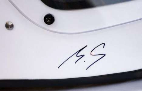 Impensable et symbolique ! Michael Schumacher signe un autographe sur une casque en soutien à la lutte contre la démence
