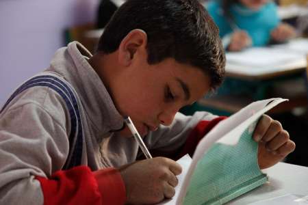 En Grèce, une bibliothèque accueille des réfugiés syriens et afghans