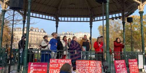 « La révolution enfantiste est en marche » : on est allé au rassemblement « contre les violences faites aux enfants et aux ados »