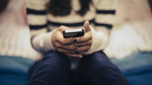 Lignes directrices sur les médias sociaux pour les adolescents : ce que disent les experts dans un nouveau rapport