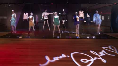 Revivez les nombreuses époques de Taylor Swift au Museum of Arts and Design