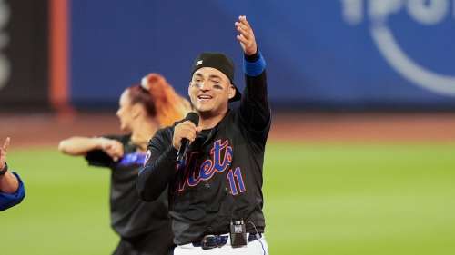 OH MON DIEU!  Le joueur de champ intérieur des Mets Jose Iglesias interprète sa chanson après la victoire