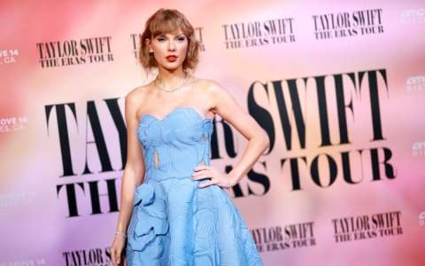 Taylor Swift Wears '87' Bracelet While Cheering on Travis Kelce