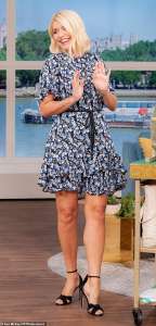 Holly Willoughby étourdit dans une robe bleue à imprimé floral tout en animant This Morning